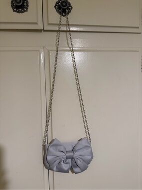 RSVP Silver-Gray Bow Chain Shoulder Clutch